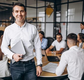 Group of people working out business plan in an office soluçõea assertivas
